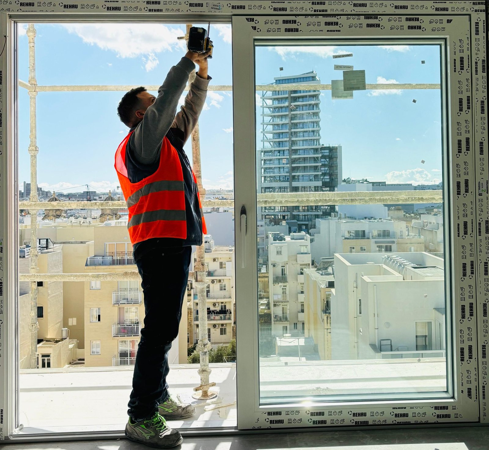 Squadra di installatori di infissi al lavoro con clienti in Italia