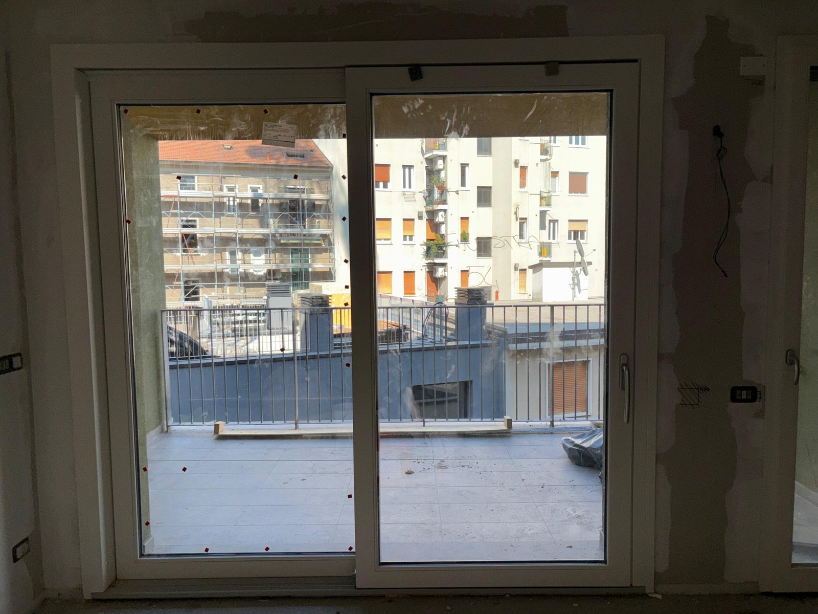 Tecnico SDPosa al lavoro durante l’installazione di infissi a Milano