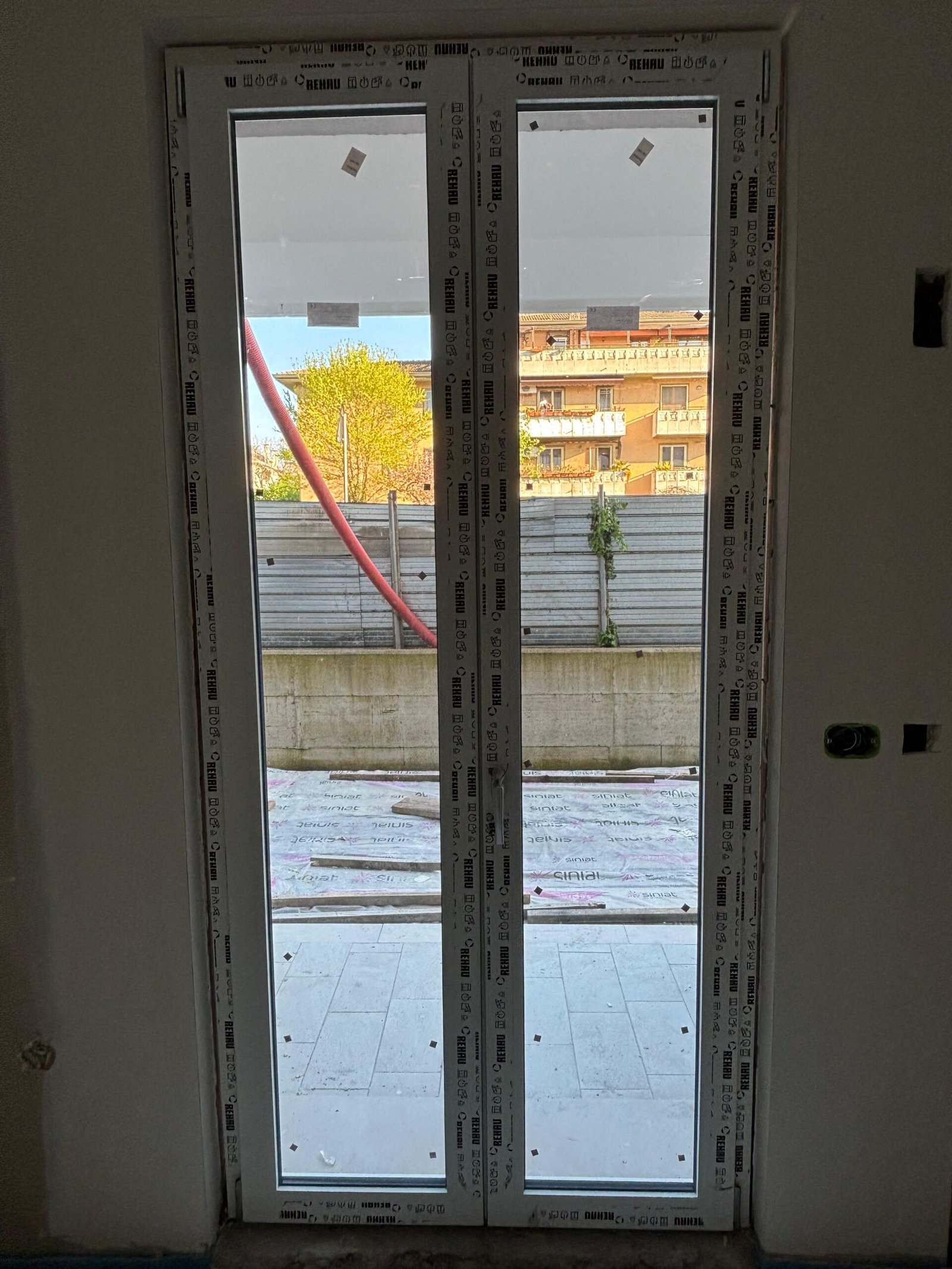 Montaggio porte finestre SDPosa nel cantiere di Mestre