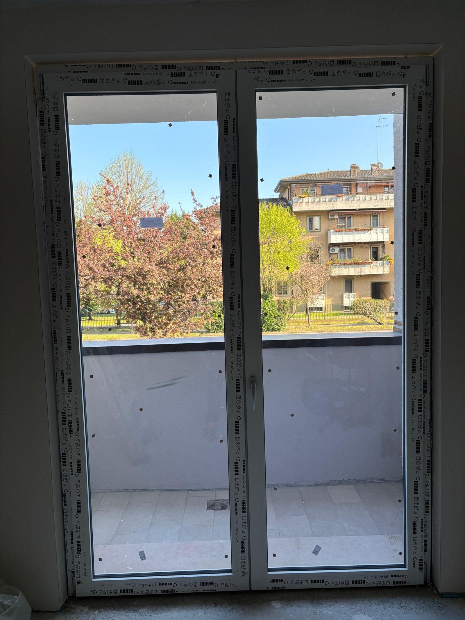 Tecnici SDPosa installano infissi su misura – cantiere Mestre