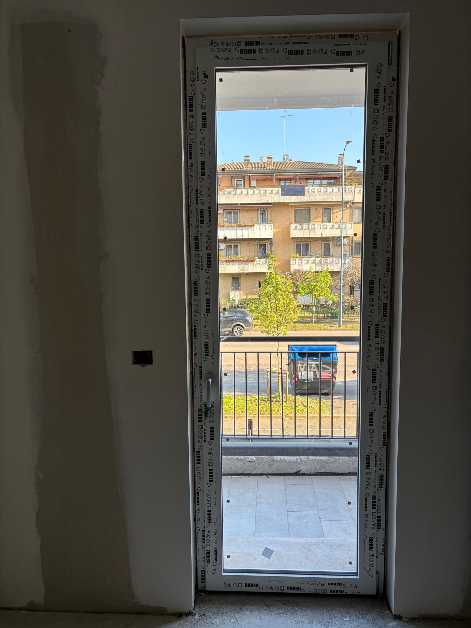 Tecnico SDPosa al lavoro su porta finestra – cantiere Mestre