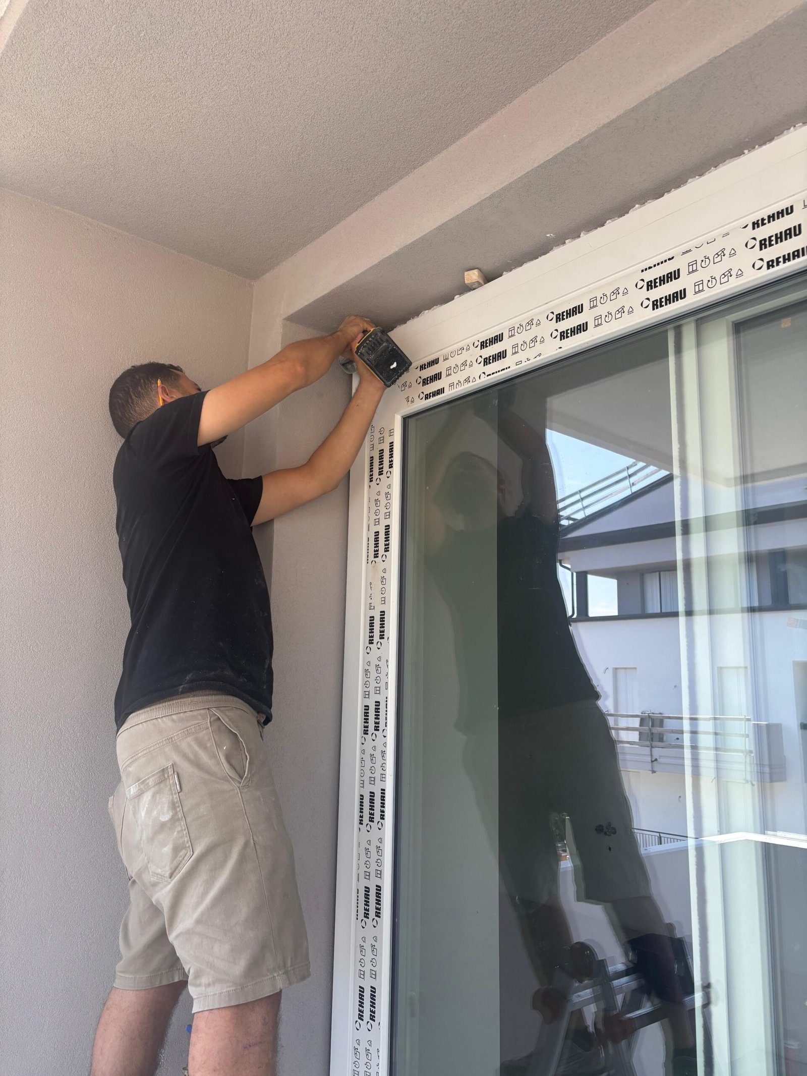 Squadra SDPosa al lavoro durante il montaggio infissi a Mestre