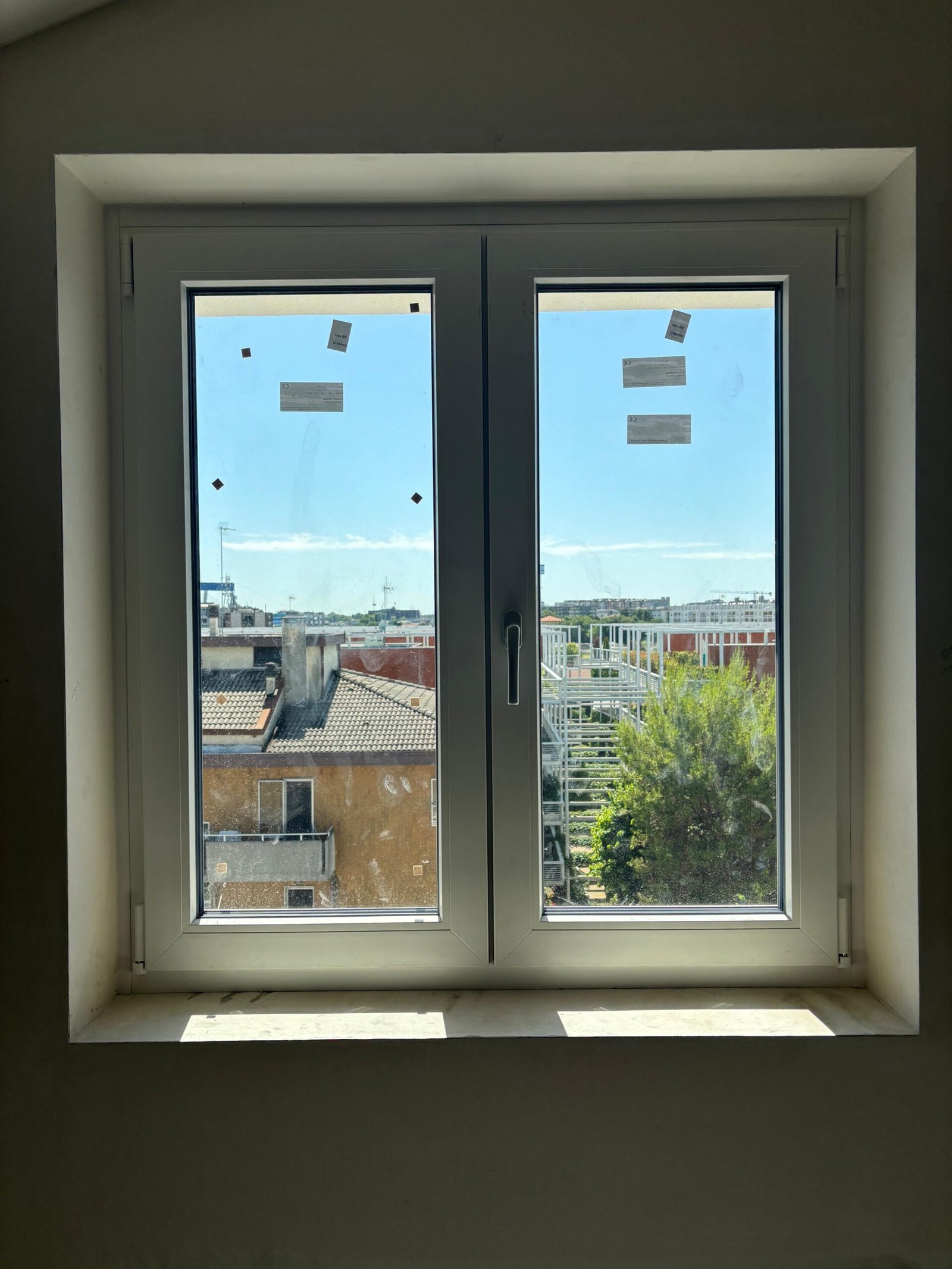 Tecnici SDPosa montano finestre e scuretti a Mestre