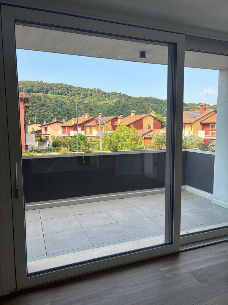 Montaggio di alzante scorrevole in PVC in un appartamento residenziale a cura di SDPosa